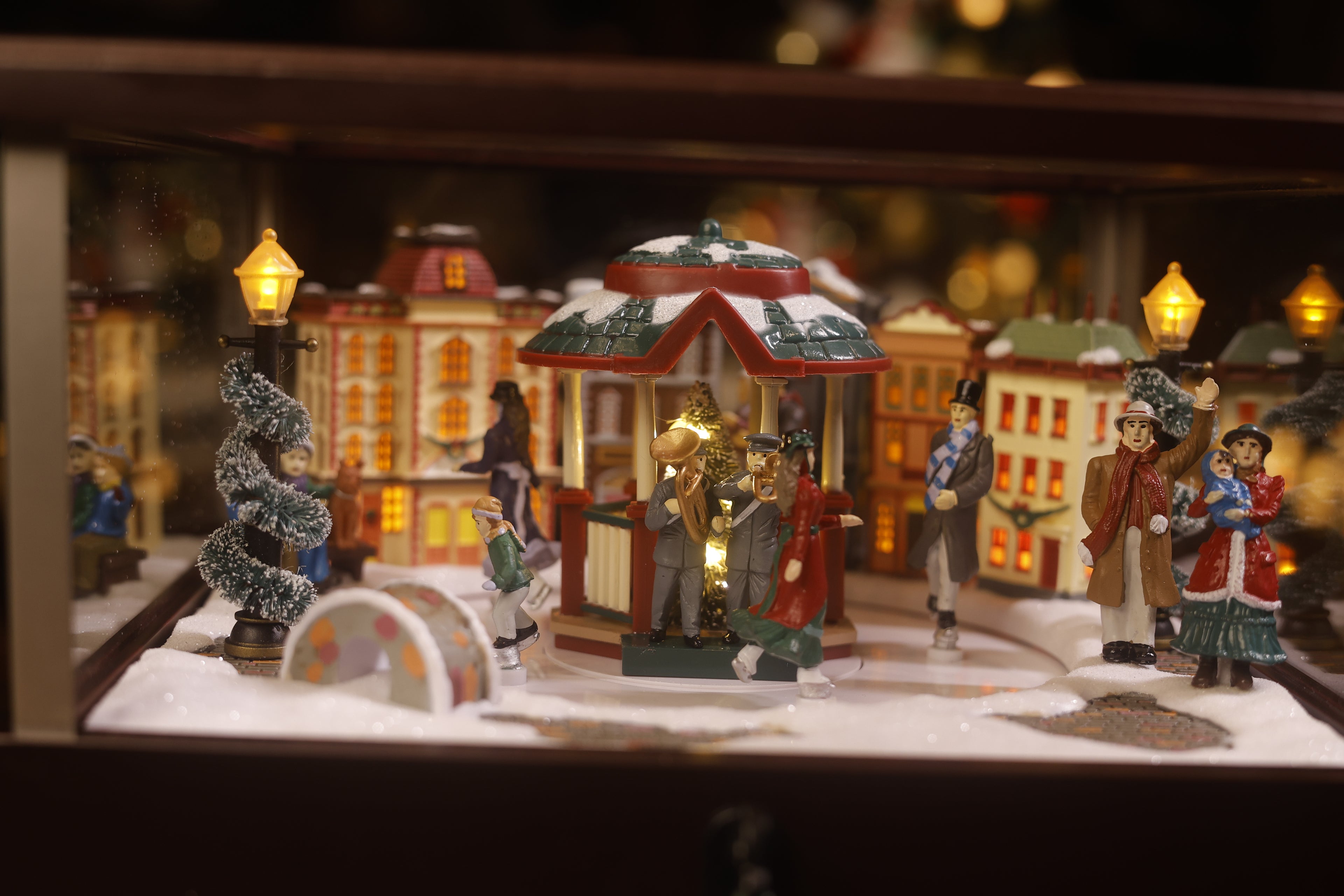 MR. CHRISTMAS Victorian Christmas Carousel