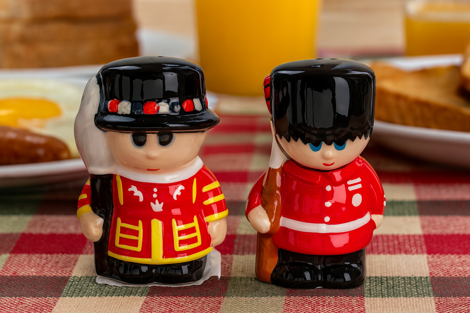 Salt & Pepper Shakers – Queen’s Guard & Beefeater
