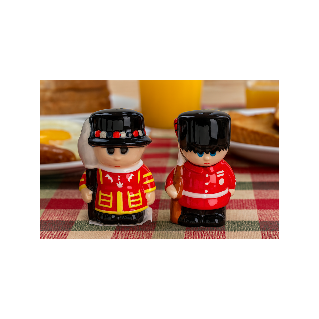 Salt & Pepper Shakers – Queen’s Guard & Beefeater