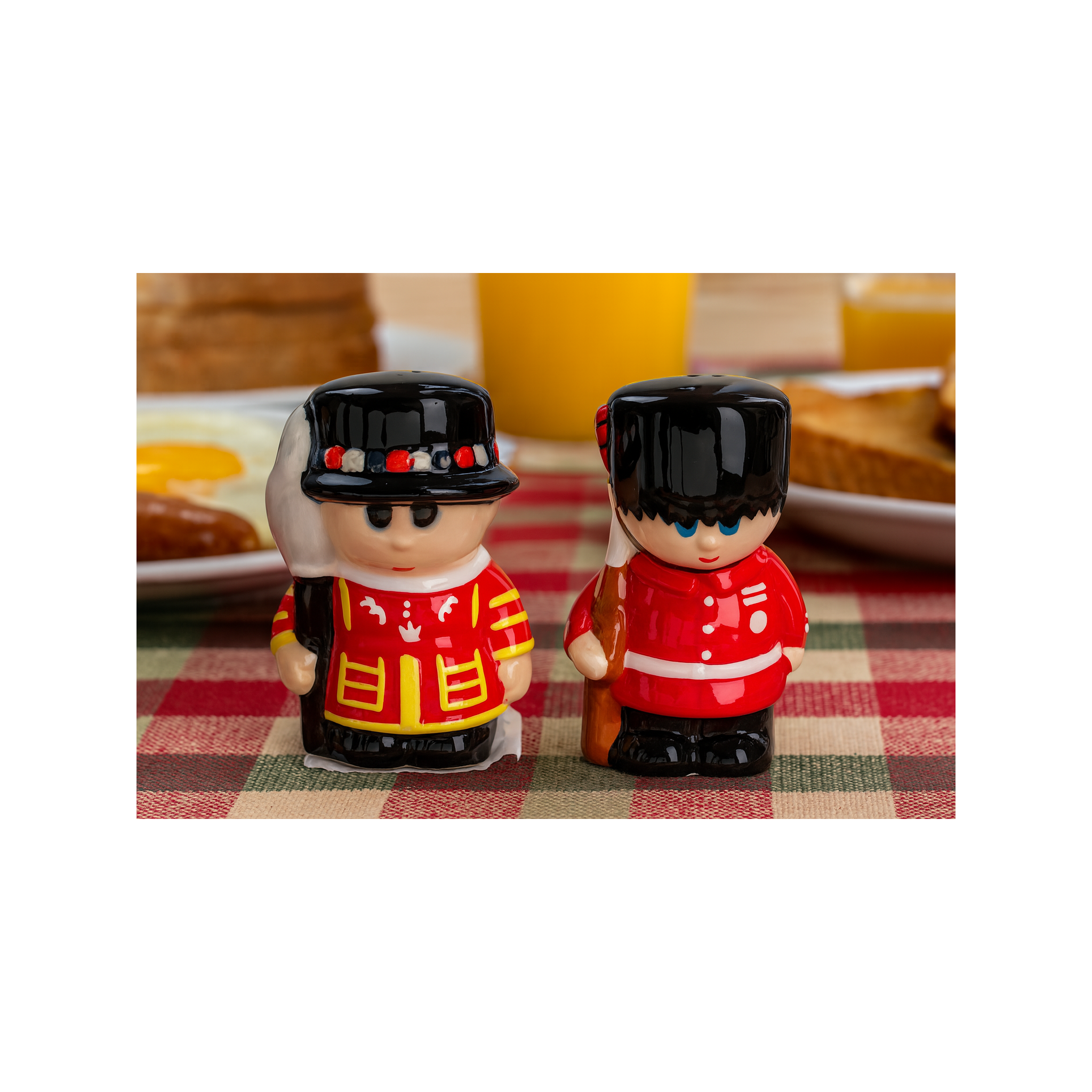 Salt & Pepper Shakers – Queen’s Guard & Beefeater